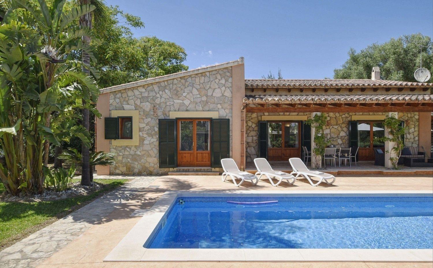 Moderne Mit Privatem Pool In *